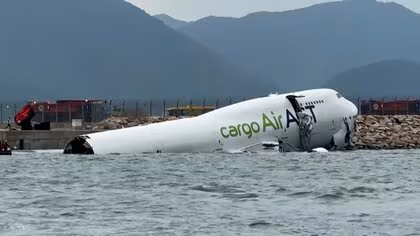 エミレーツ航空貨物機が着陸直後に滑走路外れ海に転落　ぶつかった作業用車両も転落…地上作業員2人死亡　香港