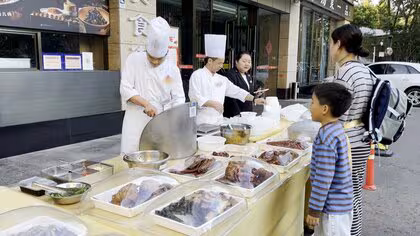 中国で高級ホテルの屋台出店相次ぐ　経済低迷で“節約志向”…公務員対象の倹約令で一般企業の宴会需要も激減　若年層の失業率18.9％に