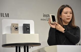 新チェキ、自撮り機能搭載　富士フイルム、11月発売