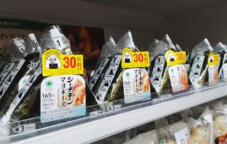 「涙目シール」、無償で素材提供=食品ロス対策で利用拡大へ―ファミマ