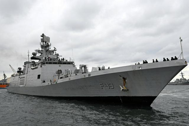 インドのフリゲート艦「サヒヤードリ」が横須賀に寄港 日印共同訓練