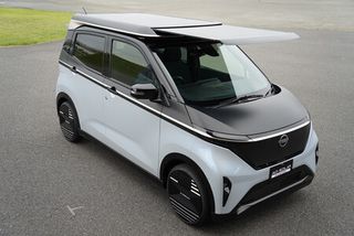 日産、太陽光で走る軽EV=試作車を開発、駐車時にパネル拡張
