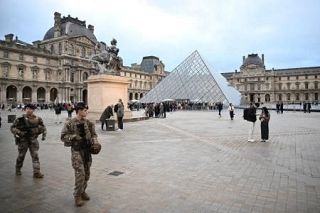 仏ルーブル、盗難被害154億円 王族らの歴史的宝飾品