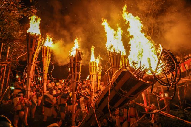 古都の夜空を焦がすたいまつの炎 京都三大奇祭の一つ「鞍馬の火祭」