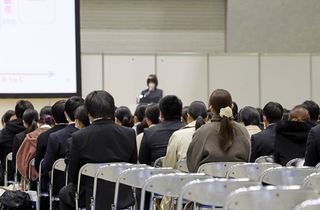 大卒3年離職率、33.8%=4年ぶり低下―厚労省調査
