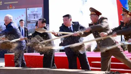 金正恩総書記がシャベルで砂かけ 「平壌はいつもモスクワと共に」ロシアへの派遣兵士たたえる記念館の着工式