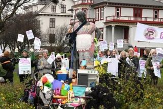 5万人超、集会で男女平等を訴え アイスランド女性ストから50年