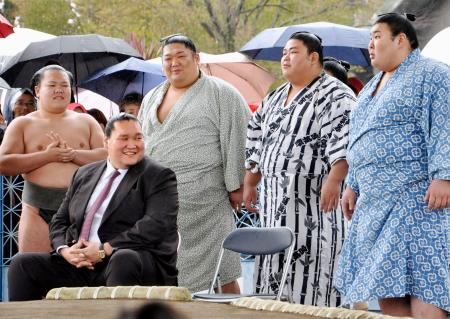 横浜市へ寄贈の土俵で出張稽古　伊勢ケ浜部屋