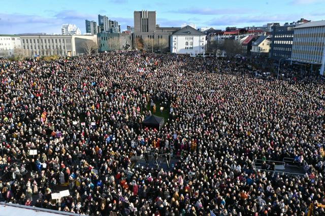 アイスランド、50年前のスト再び 「女性の休日」首都に5万人集う