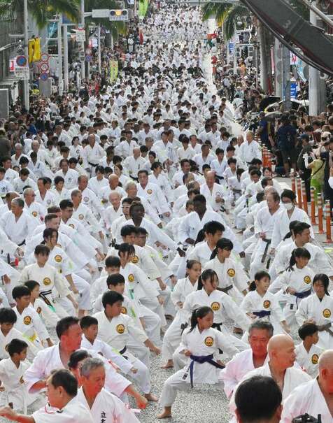 3133人が国際通りで「エイッ」　「空手の日」にちなみ那覇市で一斉演武　平和祈り正拳突きも