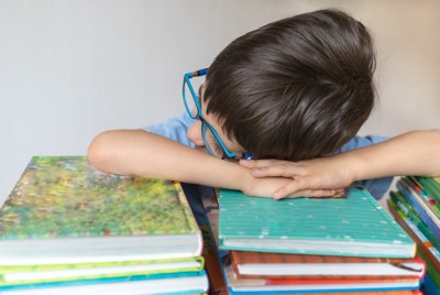 <1分で解説>読書ゼロの子が半数超 スマホ使う時間増えると本は…