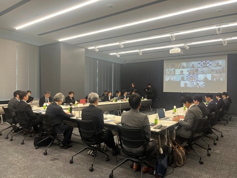 ケアマネの資格、更新制廃止へ 厚労省案 取得要件の緩和方針も