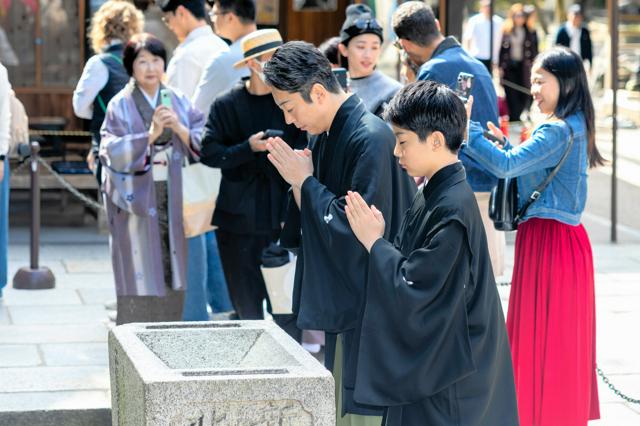尾上菊五郎さん親子 音羽の滝を参拝 京都・清水寺 顔見世に決意