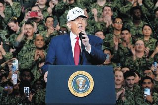 トランプ米大統領「トヨタを買いに行け」 米軍の兵士を前に異例の呼びかけ