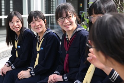 通学時などのサングラス着用を自由化　女子聖学院、「Zoff」と連携