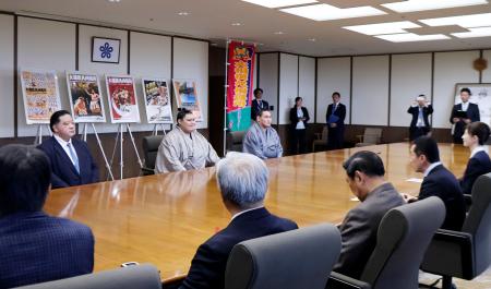 両横綱が福岡県庁訪問 九州場所前に、市役所も