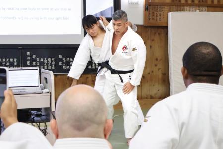 井上康生氏「母国で貢献を」 柔道、海外指導者に内股伝授