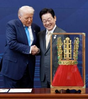 韓国もトランプ氏に金色贈呈品 国宝レプリカ、「好み」と報道