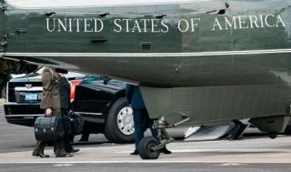 大統領ヘリに「核のボタン」? 米軍関係者搬送か