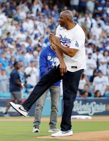 マジック・ジョンソンさん始球式 ドジャースの共同オーナー