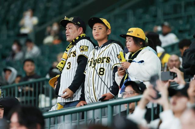 「日本一は来年」「楽しませてくれた」 阪神ファンは最後まで声援