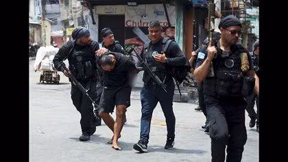 麻薬組織の掃討作戦で130人以上死亡 南米ブラジルのリオデジャネイロ