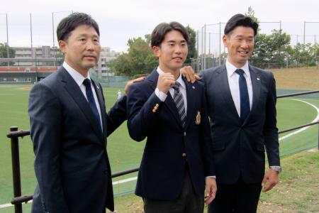 西武、小島大河にあいさつ 明大捕手、ドラフト1位