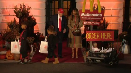 トランプ大統領 アジア歴訪から帰国し恒例のハロウィンイベントに出席…長旅の疲れも見せず子どもたちにお菓子配る