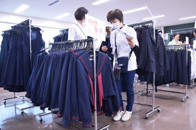 高校の制服、1年で1万円値上がり　平均8万円に　NGO調査