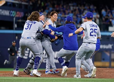 ドジャース、山本中心に歓喜の輪　大谷と佐々木がっちり抱擁