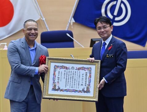 那覇市長「精神力でチームをまとめてくれた」　ドジャースがWS連覇　那覇市生まれのロバーツ監督たたえる