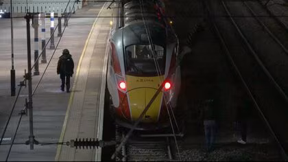 列車内で複数人刺される…鉄道職員1人が重体　32歳男を逮捕　イギリス