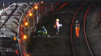 イギリス列車内で複数の乗客刺され9人重体…男2人を逮捕　テロの可能性含め捜査