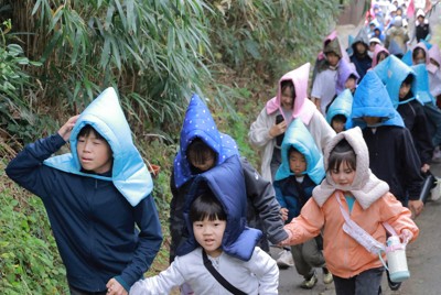 津波防災の日に訓練　小学生が下級生の手を引き高台へ　千葉・銚子