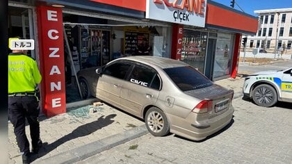 「子供を乗せたまま」停車中の車が突然動き出し…薬局の窓ガラス破り突っ込む　なぜ車は動き出したのか？　トルコ