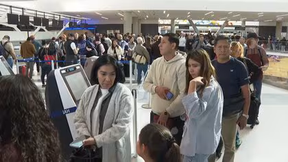 アメリカ主要空港で航空便数1割削減へ　無給で勤務の航空管制官の欠勤相次ぐ　予算否決で政府閉鎖36日と最長に