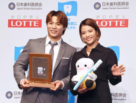 ベストスマイルに柔道の阿部兄妹　「歯も心も技も磨き続ける」と詩