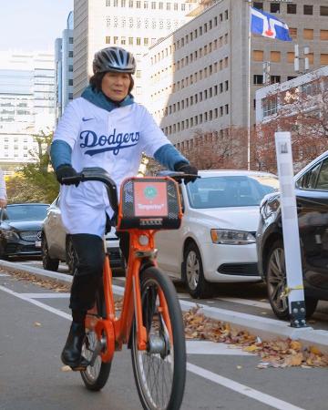 トロント市長、ド軍ユニ姿　ワールドシリーズ賭け敗北