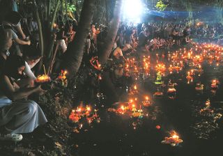 タイ伝統の祭りロイクラトン、シリキット王太后の服喪で自粛ムードのなかの開催　灯籠を流して女神に感謝
