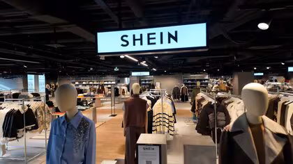 「SHEIN」パリに“世界初”常設店舗　長蛇の列と出店抗議も