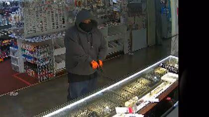 3人組が銃を手に現れ…貴金属店強盗の瞬間　被害額は1億2000万円相当　犯行グループと警備員は“銃撃戦”に　カリフォルニア州