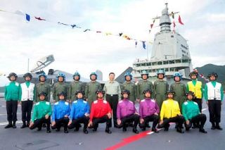 習近平主席、制服姿で隊員激励　新型空母甲板で「みな英雄だ」