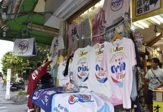 沖縄の戦後象徴、オリオンロゴ若者に人気　SNS映え、グッズ販売2年で3倍