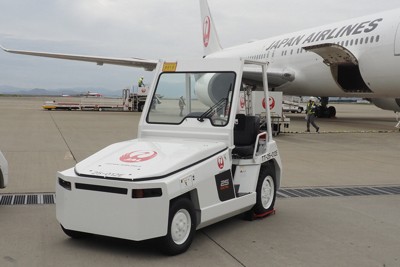 日本航空が徳島空港にEVのトラクターを導入　脱炭素化が狙い