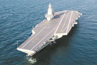 中国の新型空母「福建」が就役　初の電磁式カタパルト　遼寧・山東と3隻態勢で「第2列島線までカバー」か