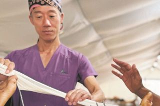 流れ弾の危険があっても「目の前の患者に集中」　ガザ赤十字野外病院で唯一の日本人医師が語る、緊迫の日々