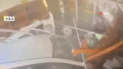 猛スピードの車がパン店に突っ込む…“直前”に一瞬ドアが開く様子も　客や店員含む4人けが　トルコ