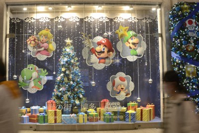 JR博多駅に任天堂直営店　マリオ効果で集客、ラッピング列車も