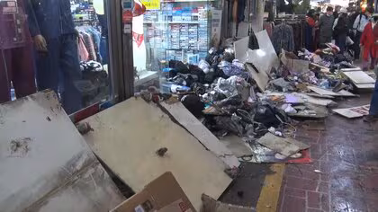 市場に車突っ込み2人死亡18人ケガ「人の悲鳴が…」150メートル走行し歩行者次々はね店もメチャクチャに　韓国