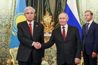 カザフスタン、バランス外交展開　大統領が米・ロシア訪れ首脳会談